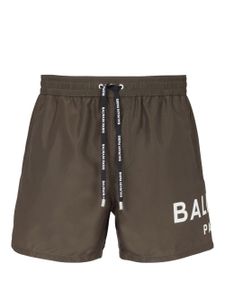 Balmain short de bain à logo imprimé - Marron