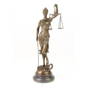 EEN BRONZEN BEELD VAN LADY JUSTICE