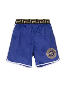 Versace Kids short de bain à taille Greca - Bleu