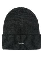 Calvin Klein bonnet nervuré à patch logo - Gris