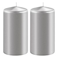 2x Metallic zilveren cilinderkaarsen/stompkaarsen 6 x 12 cm 45 branduren