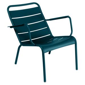 Fermob Luxembourg Low loungestoel met arm Acapulco blue