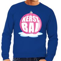 Foute kersttrui kerstbal roze op blauwe sweater voor heren - thumbnail