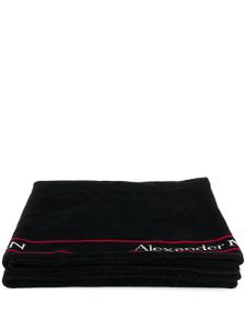 Alexander McQueen serviette de plage à logo en jacquard - Noir