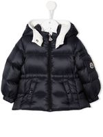 Moncler Enfant veste matelassée à patch logo - Bleu