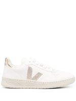 VEJA baskets en cuir à effet métallisé - Blanc