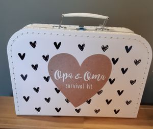 Koffertje met naam hartjes &apos;&apos;opa & oma&apos;&apos; survival kit div. kleuren