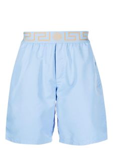 Versace short de bain à détail Greca - Bleu