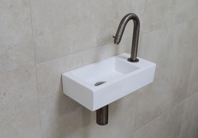 Mueller Mini Rhea wit fonteinset met oud ijzerkleurige gebogen fonteinkraan rechts Mueller Mini Rhea wit fonteinset met oud ijzerkleurige gebogen fonteinkraan rechts