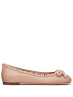 Valentino Garavani ballerines en cuir verni à ornements Rockstud - Rose