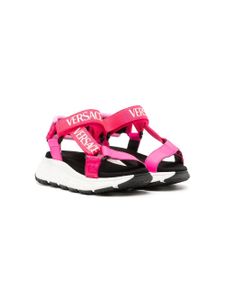 Versace Kids sandales à logo imprimé - Rose