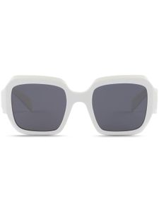 Prada Eyewear lunettes de soleil Symbole à monture oversize - Blanc