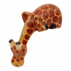 Houten Giraffe kijkt naar Beneden M