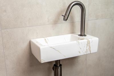 Mueller Mini Apa fonteinset rechts met wit marmeren fontein en gebogen verouderd ijzeren kraan Mueller Mini Apa fonteinset rechts met wit marmeren fontein en gebogen verouderd ijzeren kraan