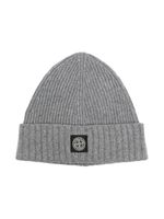 Stone Island Junior logo-patch ribbed-knit beanie - Gris