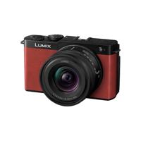 Panasonic Lumix DC-S9NE-R Full-frame Spiegelloze Vlogcamera met Open Poort, 24,2 MP, 6K / 4K video, 779-punts PDAF, Beeldstabilisatie, 5 GHz WiFi, Rood, met S-R1840E 18-40mm S Lens