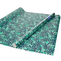 Inpakpapier/cadeaupapier groen met donker blauwe bladeren design 200 x 70 cm   -