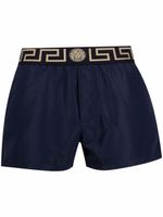 Versace short de bain à détail Greca - Bleu