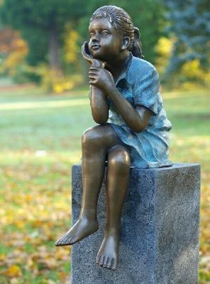 Bronzartes zittend meisje tuinbeeld Bronzartes zittend meisje tuinbeeld