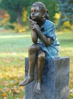 Bronzartes zittend meisje tuinbeeld