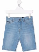 Dolce & Gabbana Kids short en jean à patch logo - Bleu