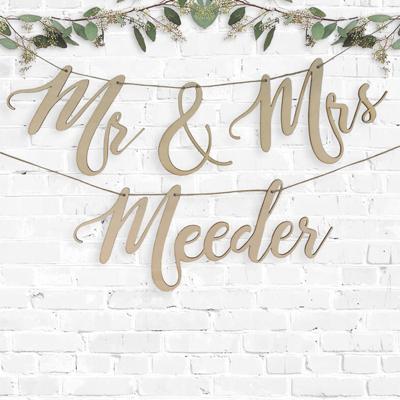 Gepersonaliseerde houten slinger mr & mrs + achternaam Gepersonaliseerde houten slinger mr & mrs + achternaam