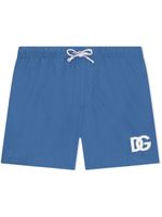 Dolce & Gabbana Kids short de bain à logo DG - Bleu