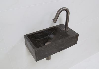 Lambini Designs Recto rechts natuursteen fonteinset met oud ijzerkleurige gebogen fonteinkraan en toebehoren Lambini Designs Recto rechts natuursteen fonteinset met oud ijzerkleurige gebogen fonteinkraan en toebehoren