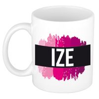 Naam cadeau mok / beker Ize met roze verfstrepen 300 ml - thumbnail