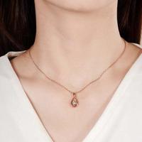 Ketting met kristallen hanger (roségoud)