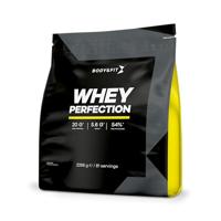 Body & Fit Whey Perfection Whey Protein Spieropbouw en Herstel, Proteïnepoeder met BCAA Aminozuren, Banaan & Aardbei 2268 gram (81 shakes)