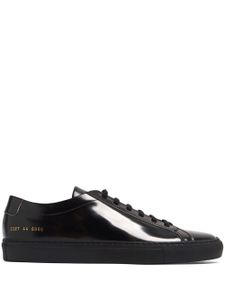 Common Projects baskets Trail à détail en cuir verni - Noir