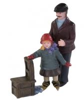 Dickensville kerstfiguur Vader leert dochter schaatsen 2-delig