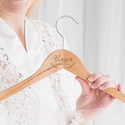 Houten kledinghanger met takjes en naam Houten kledinghanger met takjes en naam