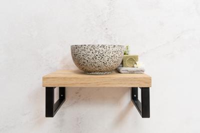 Saniclear Baru fontein met eiken plank en zwart-witte terrazzo waskom voor in het toilet Saniclear Baru fontein met eiken plank en zwart-witte terrazzo waskom voor in het toilet