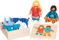 goki 51482 - kledingkist Fynja & Fabio van hout en textiel, duurzame houten figuren en bijpassende kleding, robuuste en beweegbare houten poppen voor kinderen, incl. houten box, set van 20, vanaf 3