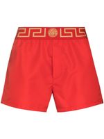 Versace short de bain à détail Greca - Rouge