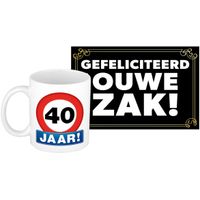 Verjaardag cadeau mok/beker 40 jaar print 300 ml + A5-size wenskaart ouwe zak - thumbnail