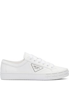 Prada baskets à logo imprimé - Blanc