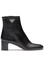 Prada bottines à plaque logo triangle - Noir