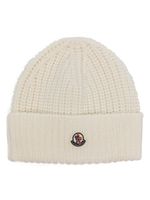 Moncler bonnet nervuré à patch logo - Blanc