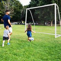 245 x 182 cm Voetbaldoel Weerbestendig Voetbalnet & UPVC-Frame met Grondpennen en Kegels voor Training Thuis en in de Tuin