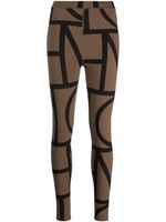 TOTEME legging à imprimé monogrammé - Marron