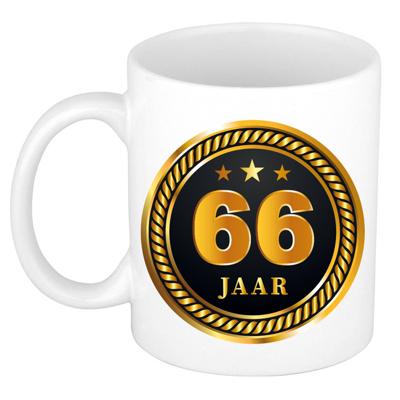 66 jaar jubileum/ verjaardag cadeau beker met zwart/ gouden medaille - feest mokken 66 jaar jubileum/ verjaardag cadeau beker met zwart/ gouden medaille - feest mokken