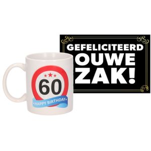 Verjaardag cadeau mok/beker 60 jaar print 300 ml + A5-size wenskaart ouwe zak