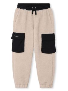 Givenchy Kids pantalon en polaire à patch logo - Tons neutres