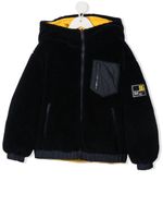 Dolce & Gabbana Kids veste en fourrure artificielle à patch logo - Bleu