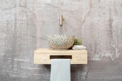 Saniclear Seba fonteinset met eiken plank, zwart-witte terrazzo waskom en RVS kraan voor in het toilet Saniclear Seba fonteinset met eiken plank, zwart-witte terrazzo waskom en RVS kraan voor in het toilet