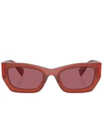 Miu Miu Eyewear lunettes de soleil rectangulaires à plaque logo - Rouge