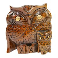 Houten Beeldje van Uil met Kuiken met Houtsnijwerk (9 x 8 x 3 cm) - thumbnail